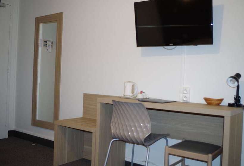 חדר סטנדרט לארבעה, The Originals City, Hôtel Le Savoy, Caen