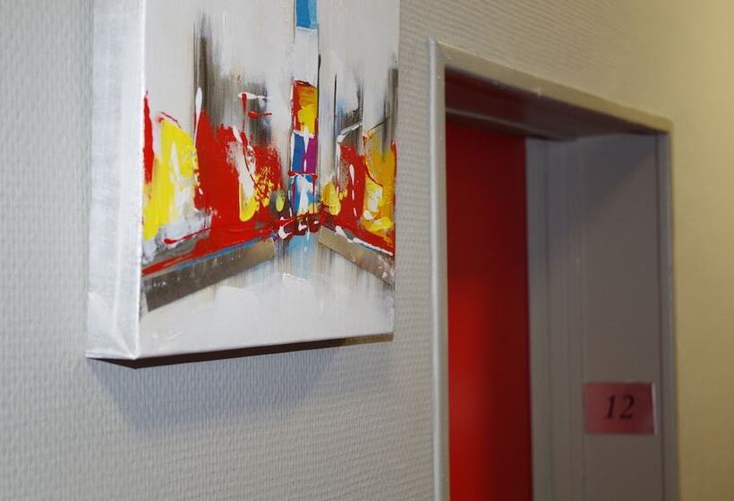 חדר סטנדרט לארבעה, The Originals City, Hôtel Le Savoy, Caen