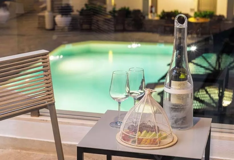 اتاق لوکس با چشم‌انداز استخر, Ino Hotel & Suites