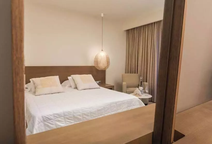اتاق لوکس با چشم‌انداز استخر, Ino Hotel & Suites