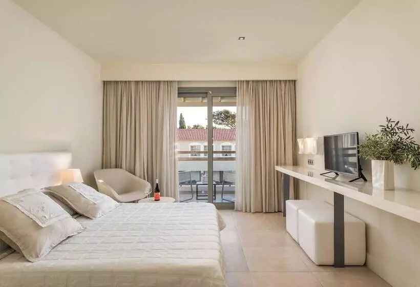 اتاق لوکس با چشم‌انداز استخر, Ino Hotel & Suites