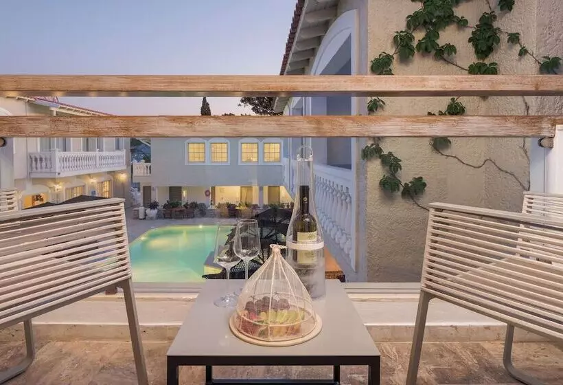 اتاق لوکس با چشم‌انداز استخر, Ino Hotel & Suites