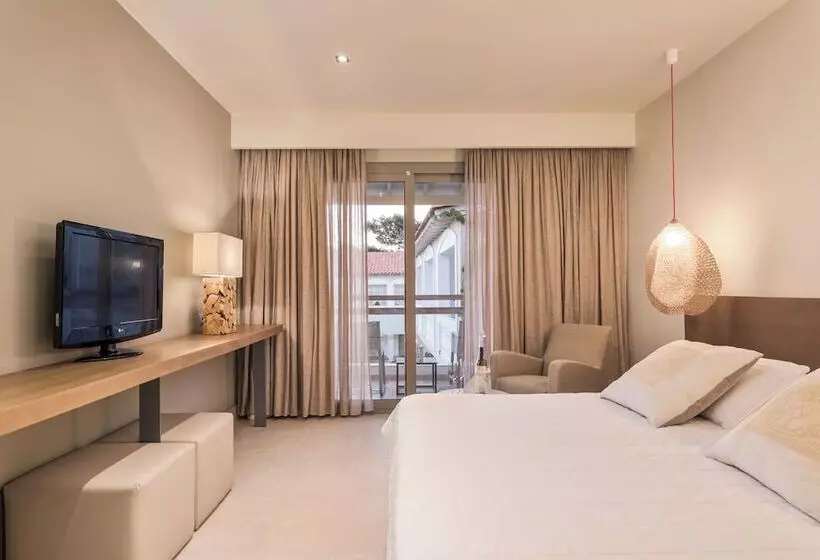 اتاق لوکس با چشم‌انداز استخر, Ino Hotel & Suites