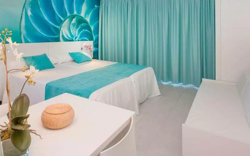 استودیوی استاندارد, Typic Marina Playa Adults Only