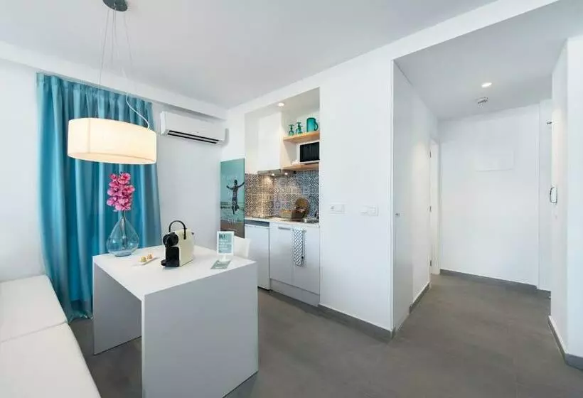 استودیوی استاندارد, Typic Marina Playa Adults Only