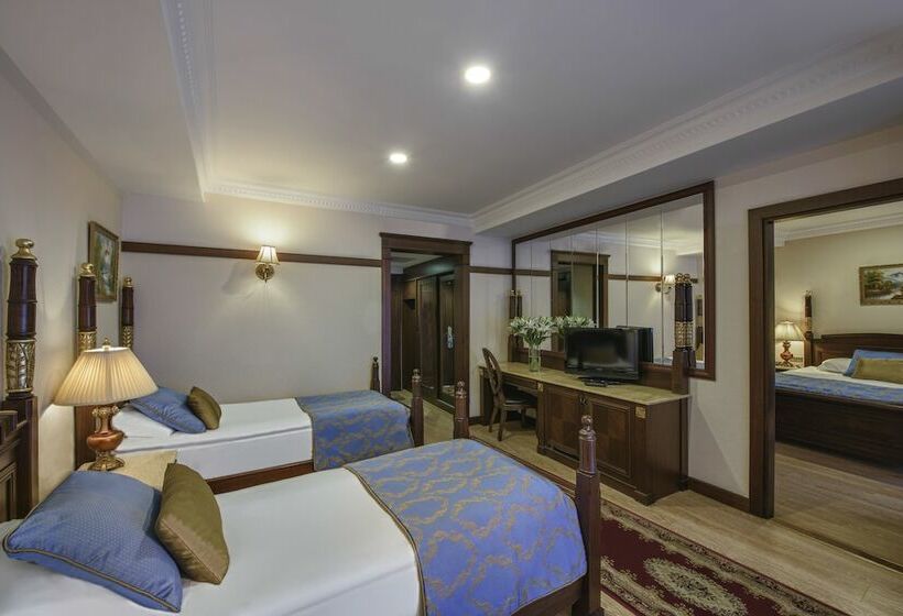 Cameră Familiară, Delphin Palace