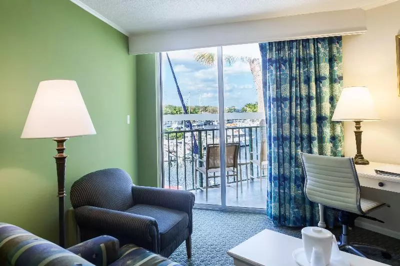 キングサイズベッドのスタンダードルーム, Holiday Inn Key Largo, An Ihg