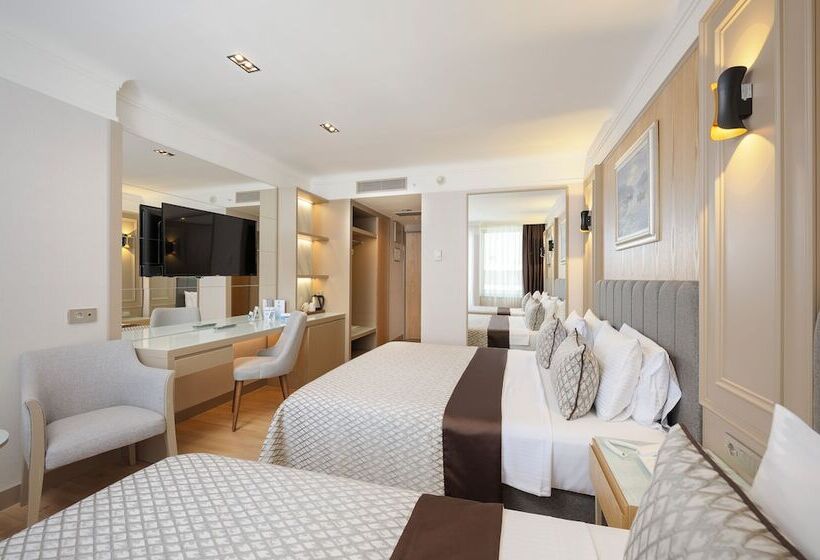 اتاق اساندارد با چشم‌انداز جانبی به دریا, Porto Bello Hotel Resort & Spa