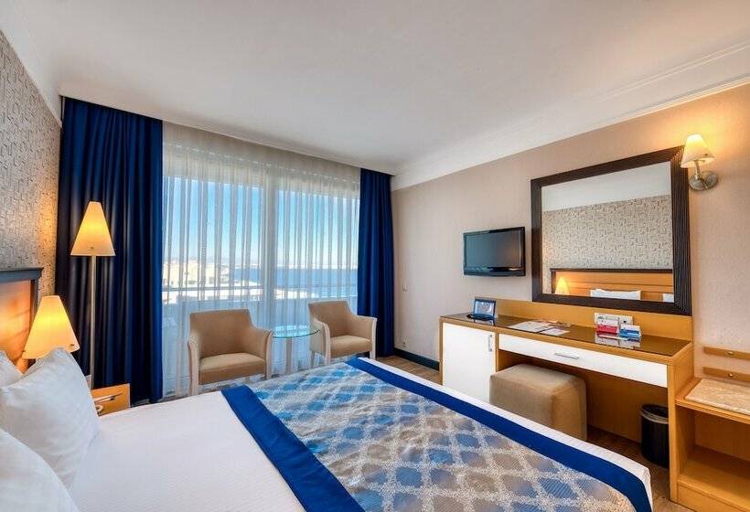 اتاق اساندارد با چشم‌انداز جانبی به دریا, Porto Bello Hotel Resort & Spa