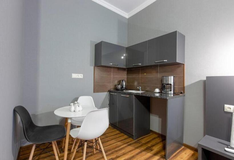 استودیوی استاندارد, 4 Rooms