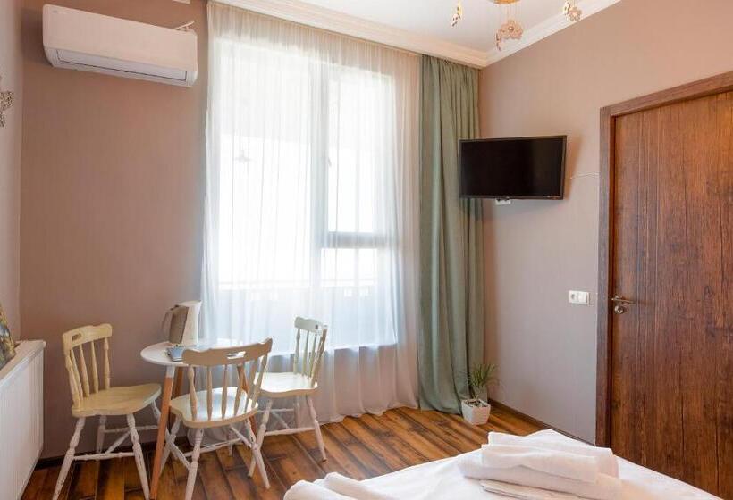 اتاق استاندارد با چشم‌انداز کوهستان, 4 Rooms