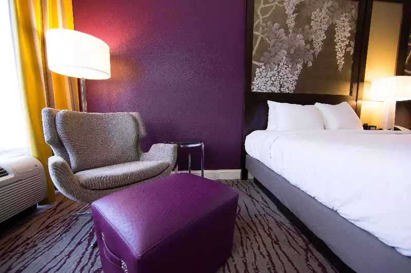 キングサイズベッドのスタンダードルーム, Doubletree By Hilton Hotel Savannah Historic District