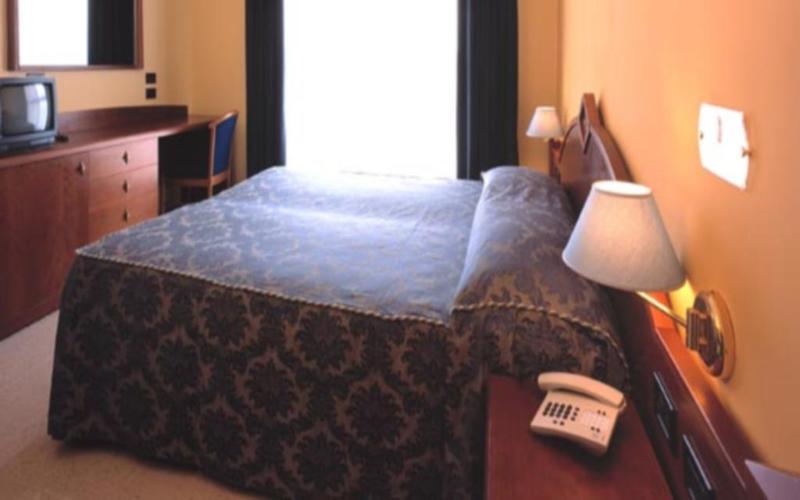 חדר סטנדרט לשלושה, Apan