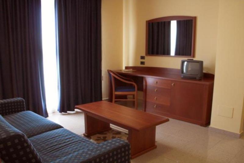 חדר סטנדרט לשלושה, Apan