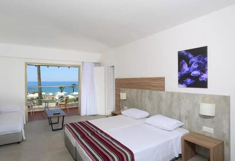 سوییت با چشم‌انداز دریا, Kapetanios Aqua Resort