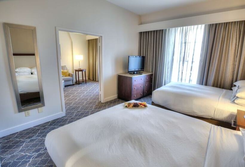 Люкс, Doubletree Suites By Hilton At The Battery Atlanta