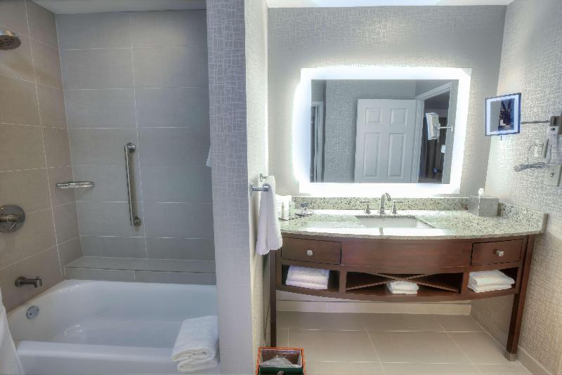 Люкс Кровать Кинг, Doubletree Suites By Hilton At The Battery Atlanta