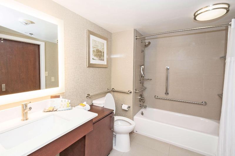 מיטת קינג בסוויטה, Doubletree Suites By Hilton At The Battery Atlanta