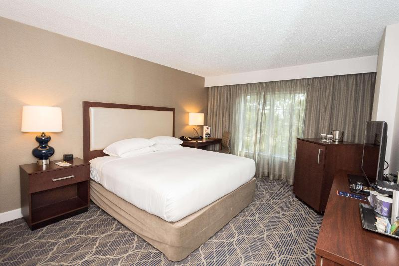מיטת קינג בסוויטה, Doubletree Suites By Hilton At The Battery Atlanta