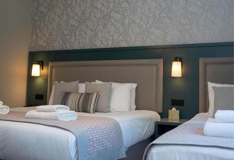 豪华三人间, Gretna Hall