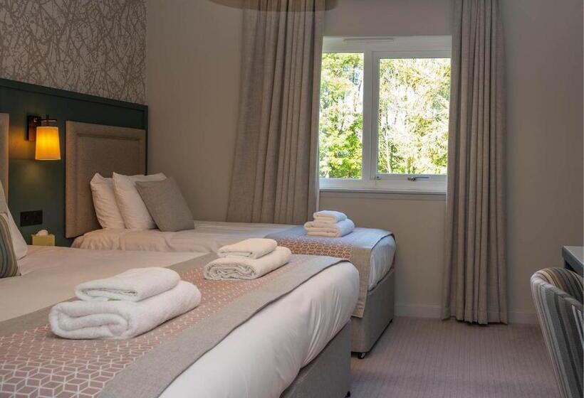 豪华三人间, Gretna Hall