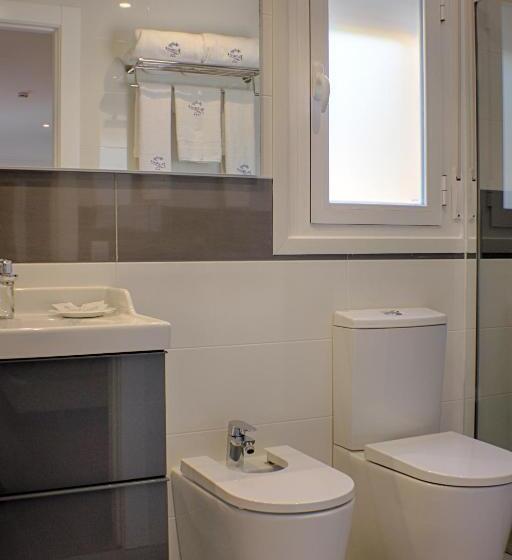 اتاق سوپریور با چشم‌انداز استخر, Malaga Picasso