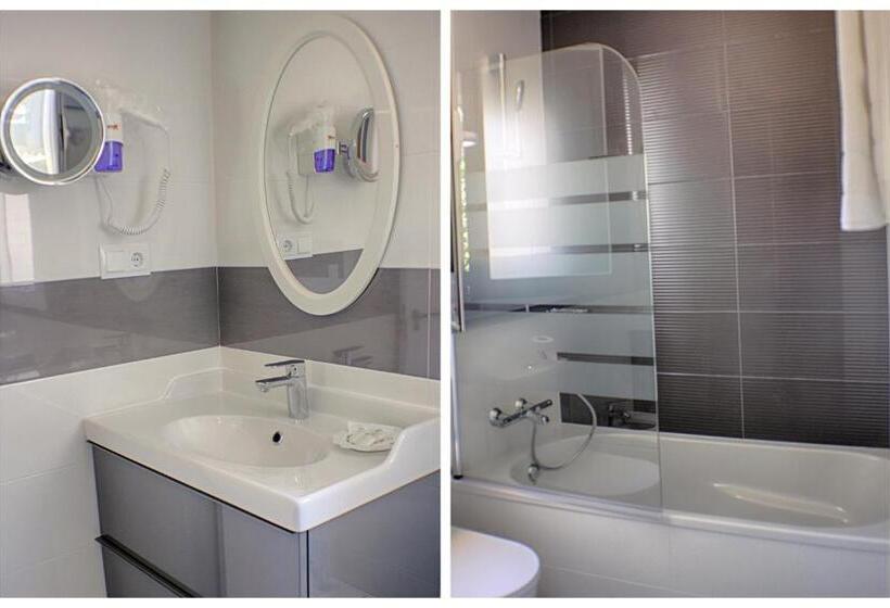 اتاق سوپریور با چشم‌انداز استخر, Malaga Picasso