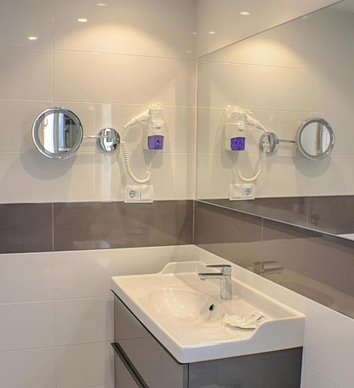 اتاق سوپریور با چشم‌انداز استخر, Malaga Picasso