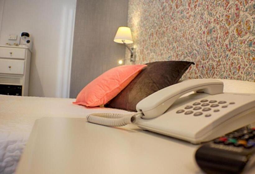 اتاق سوپریور با چشم‌انداز استخر, Malaga Picasso