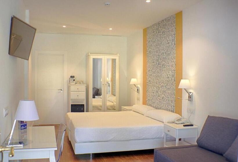 اتاق سوپریور با چشم‌انداز استخر, Malaga Picasso