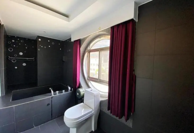 اتاق استاندارد سه نفره, Love River Inn 愛河日央