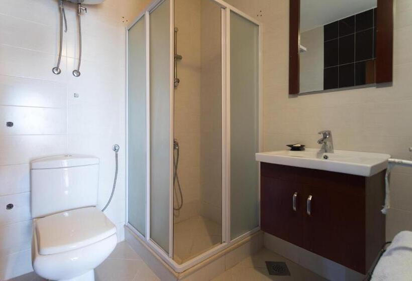 اتاق خانوادگی, Vera Apartments