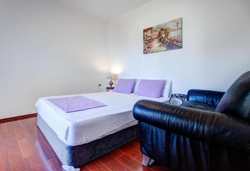 اتاق استاندارد چهارنفره با بالکن, Vera Apartments