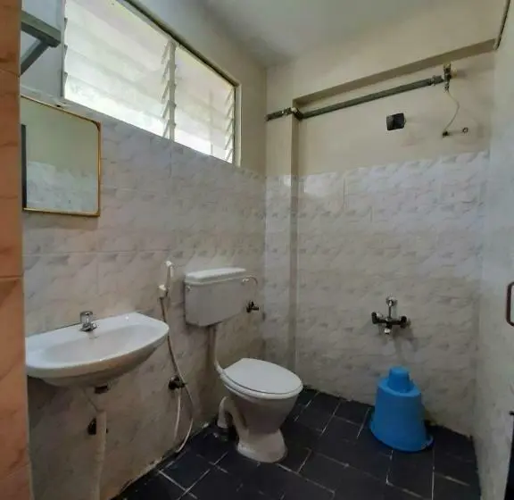 اتاق اکونومی, Ravi Krishna Inn