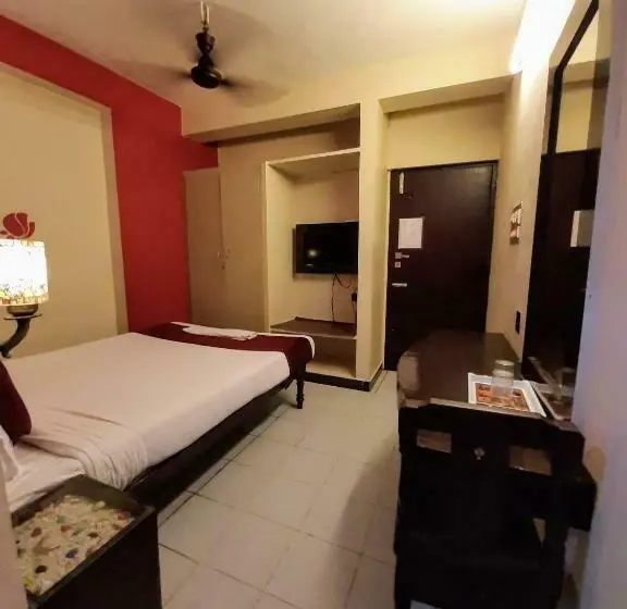اتاق اکونومی, Ravi Krishna Inn