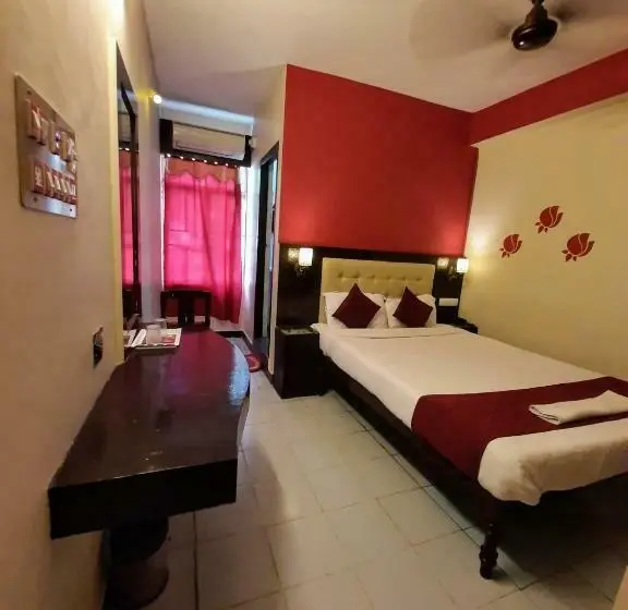 اتاق اکونومی, Ravi Krishna Inn