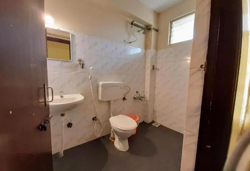 سوییت لوکس, Ravi Krishna Inn