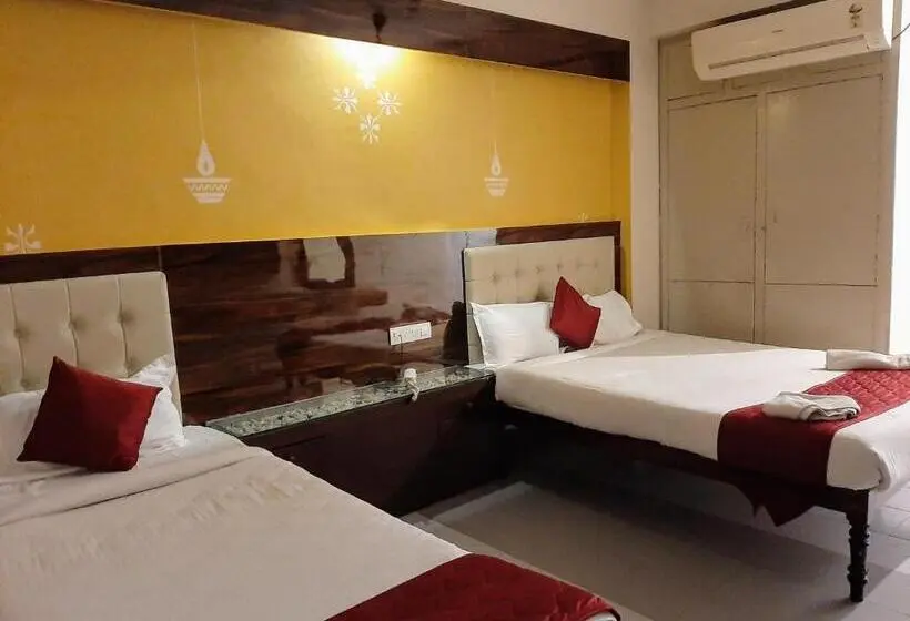 سوییت لوکس, Ravi Krishna Inn