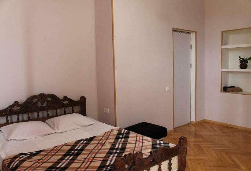 اتاق استاندارد با بالکن, Sighnaghi Inn