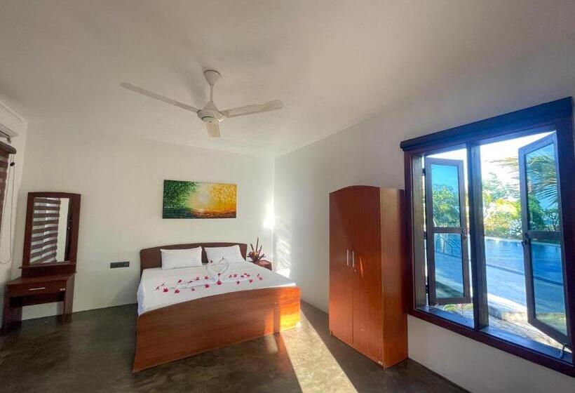 غرفة قياسية مطلّة علي حمام السباحة, Whisky Point Surf Cabana