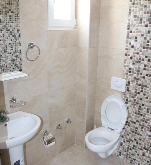 اتاق خانوادگی با چشمانداز دریا, Zigovic Apartmani