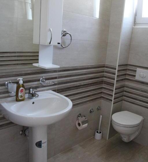 اتاق لوکس خانوادگی, Zigovic Apartmani