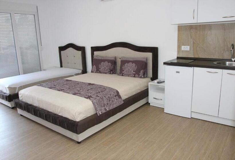 اتاق خانوادگی با چشم‌انداز جانبی دریا, Zigovic Apartmani