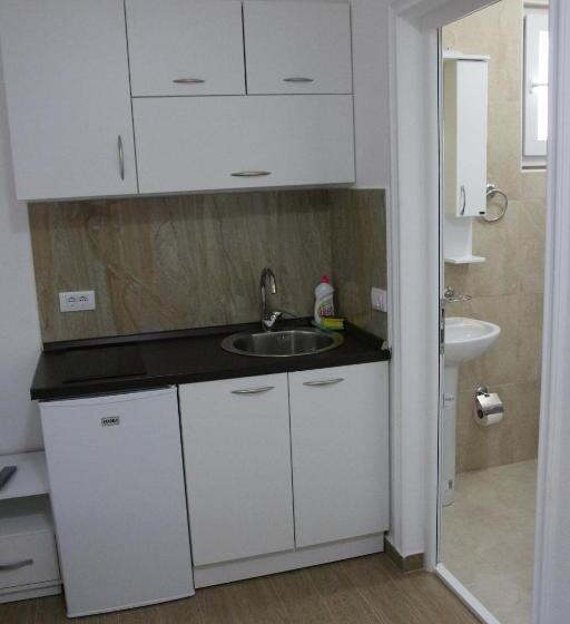 اتاق خانوادگی با چشمانداز جانبی دریا, Zigovic Apartmani