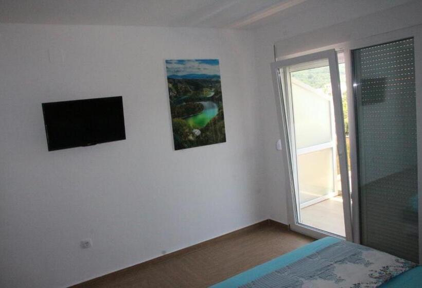 اتاق استاندارد با چشمانداز استخر, Zigovic Apartmani