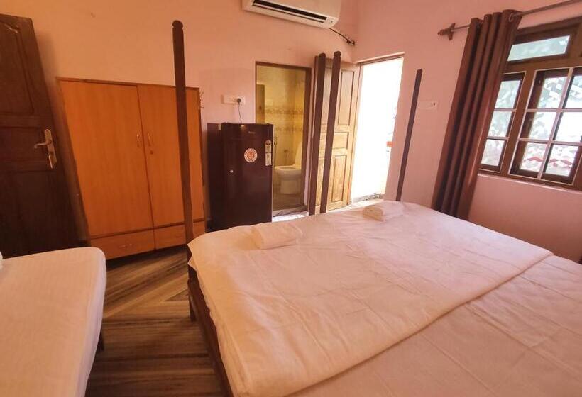 חדר סטנדרט לשלושה עם מרפסת, Maria Paulo Guest House Bar And Restaurant