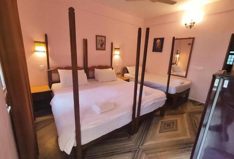 Трехместный Номер Стандарт с Балконом, Maria Paulo Guest House Bar And Restaurant