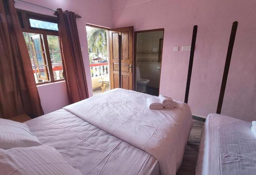 غرفة قياسية ثلاثية مزودة بشرفة, Maria Paulo Guest House Bar And Restaurant