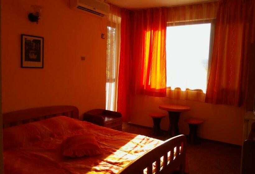 标准间带阳台, Stefan Family