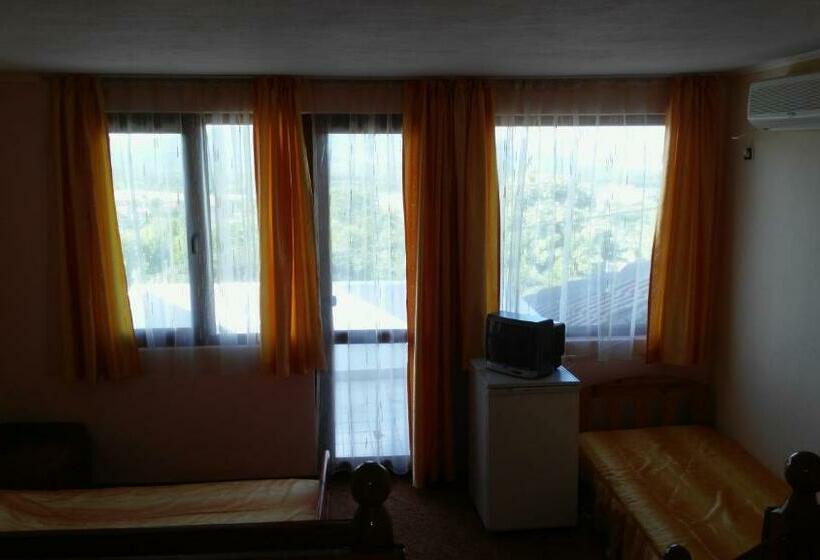 带阳台的三人标准间, Stefan Family